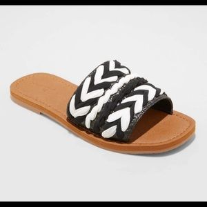 NWT Universal Thread Eve square toe raffia sandal Black & white